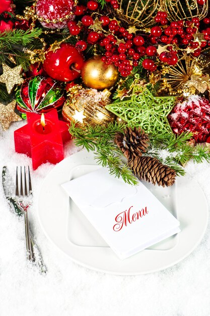 Kersttafel couvert decoratie in rood en goud. kaarslicht diner