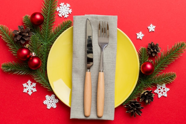 Kersttafel couvert met kerstdecor en borden kine vork en lepel Kerstvakantie achtergrond Bovenaanzicht