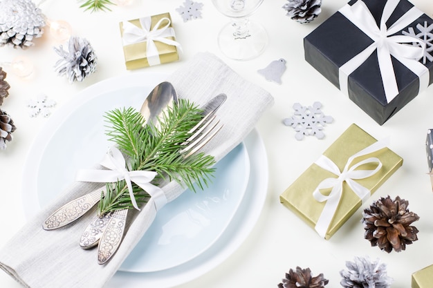 Kersttafel met borden, bestek, cadeautjes en decoraties. Bovenaanzicht