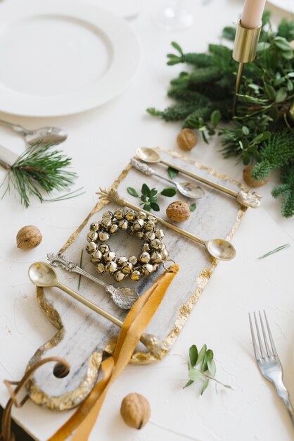 Kersttafel met borden en bestek