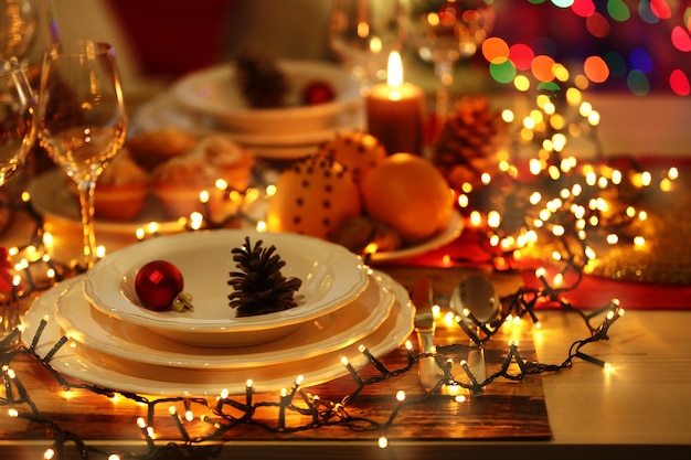 Kersttafel met decoraties voor de feestdagen