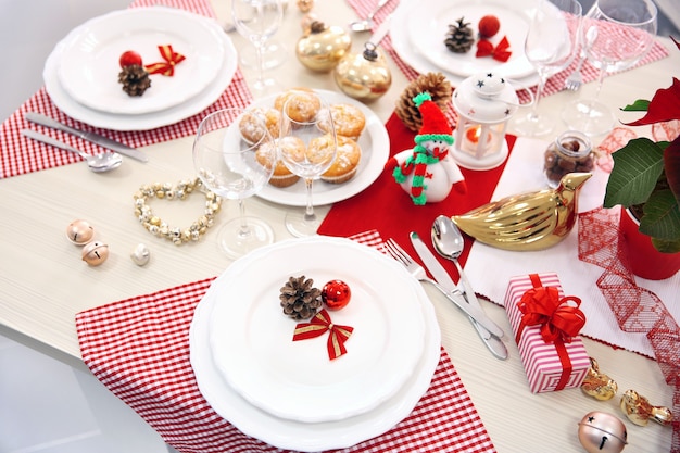 Kersttafel met decoraties voor de feestdagen