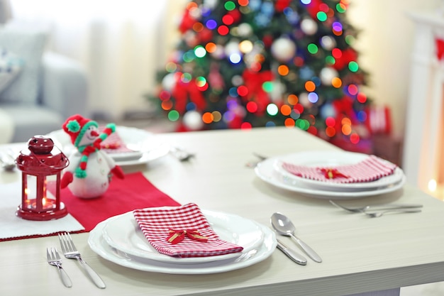 Kersttafel met decoraties voor de feestdagen