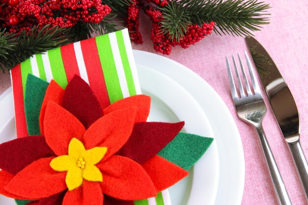 Kersttafel met feestelijke decoraties van dichtbij