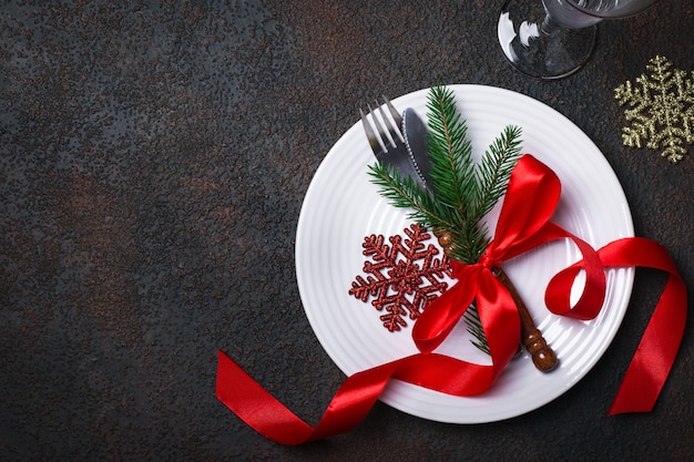 Kersttafel met kerstversiering op een donkere achtergrond