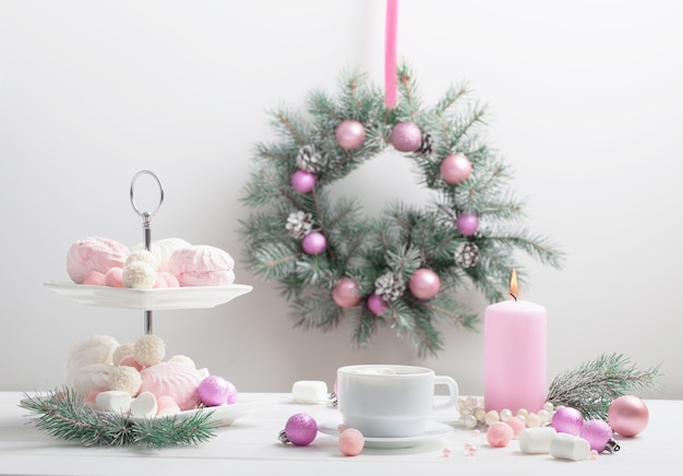 Kersttafel met kopje koffie en dessert