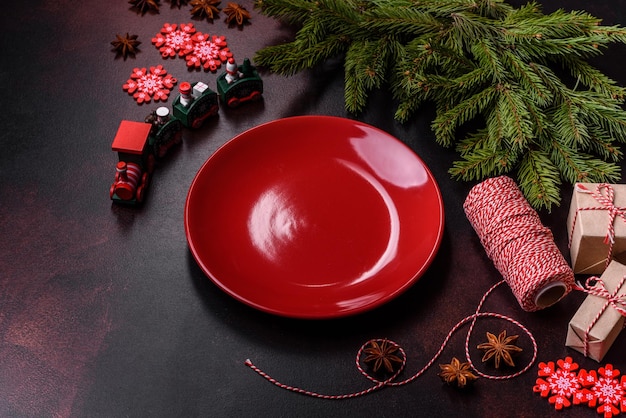 Kersttafel met leeg bord en oppervlak met nieuwjaarsversieringen