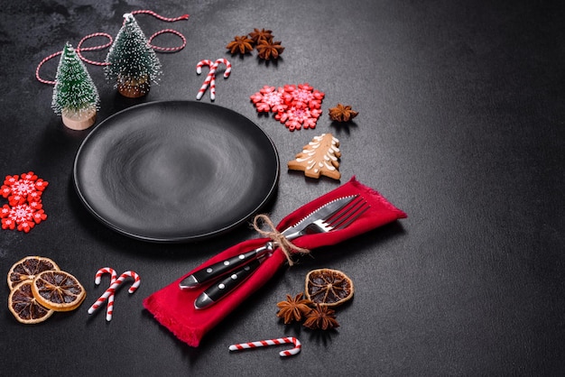 Kersttafel met lege zwarte keramische plaat dennenboom en zwarte accessoires