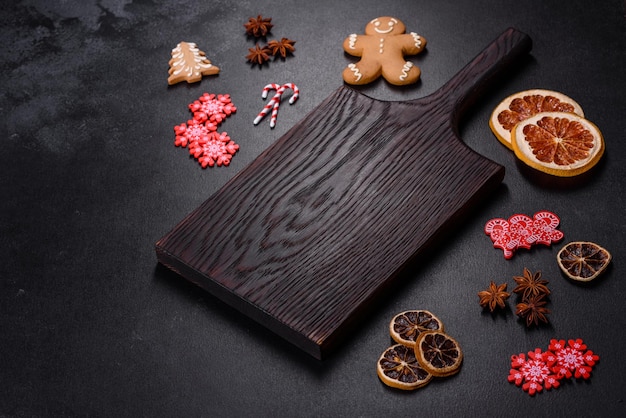 Kersttafel met lege zwarte keramische plaat dennenboom en zwarte accessoires