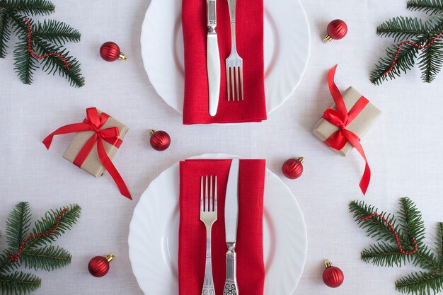 Kersttafel op het witte tafelkleed. Bovenaanzicht. Detailopname.