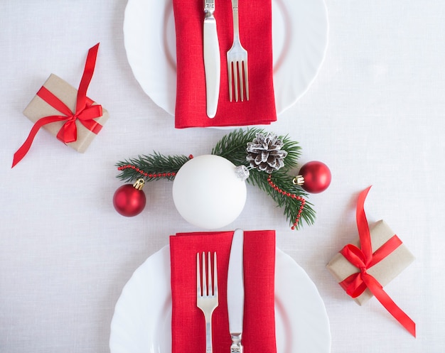 Kersttafel op het witte tafelkleed. Bovenaanzicht. Detailopname.