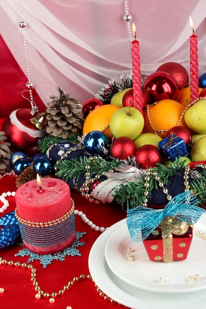 Kersttafel serveren op witte en rode stof achtergrond