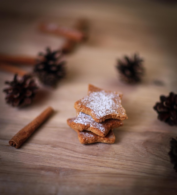 Kersttafel wazig beeld zelfgemaakte koekjes op houten backgr