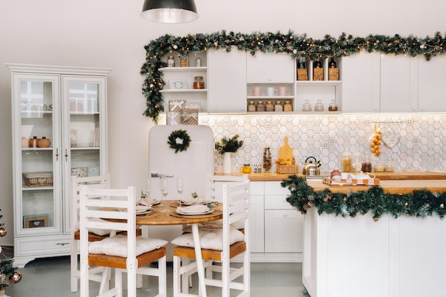 Kersttafeldecoratie in de keuken, Bankettafel met glazen voor het serveren van eten, close-up van de kersttafel met seizoensdecoraties, kristallen glazen en decoratief hert
