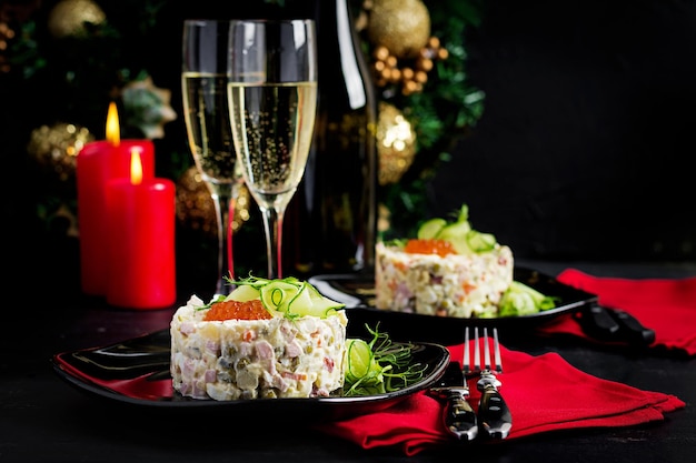 Kersttafelsetting Traditionele Russische salade Olivier Nieuwjaarssalade Feestelijke salade