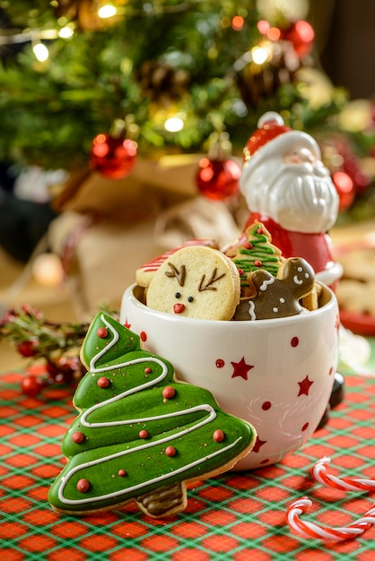 Kersttafereel cookies kerstboom en anderen met onscherpe achtergrond