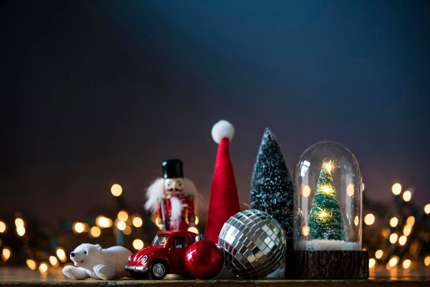 Kersttafereel met speelgoed en decoraties