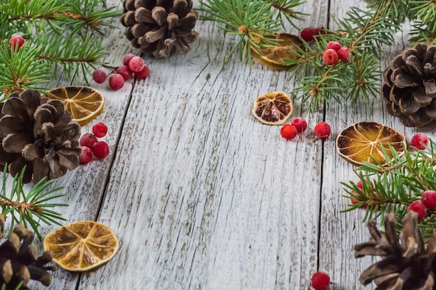 Kersttakken met kegels viburnum bessen en droge citroensli