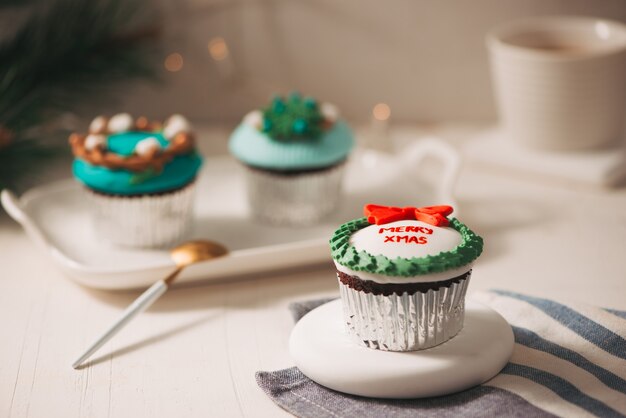 Kerstthema cupcakes op tafel