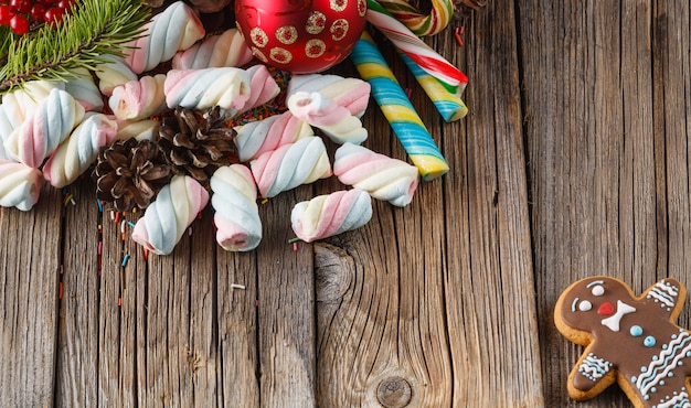 Kerstthema. Pijnboom en rode bal op houten lijst