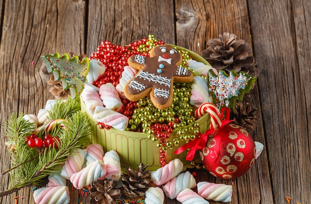 Kerstthema. Pijnboom en rode bal op houten lijst