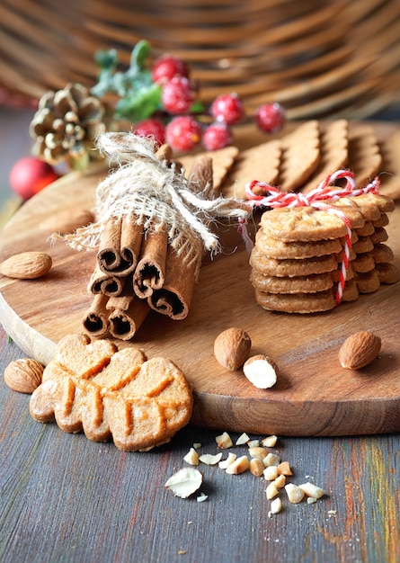 Kersttijd, close-up op amandelkoekjes met kruiden en bessen