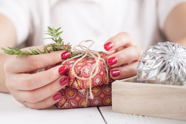 Kersttijd decoratie in vrouwelijke hand