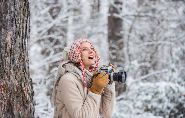 Kersttijd maak een foto van de besneeuwde winter natuur koud en mooi weer gelukkige wandelaar