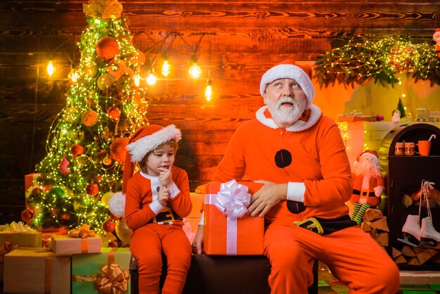 Kersttijd nieuwjaarsvakantie kerstman met kleine helper wintercadeautjes kerstmis en nieuwjaar