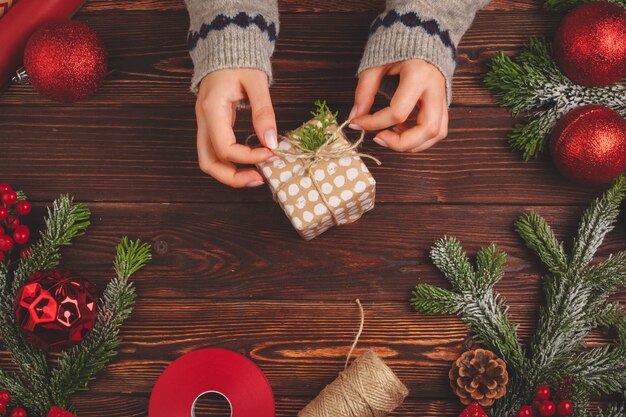 Kersttijd. Proces voor het verpakken van geschenken voor vakanties