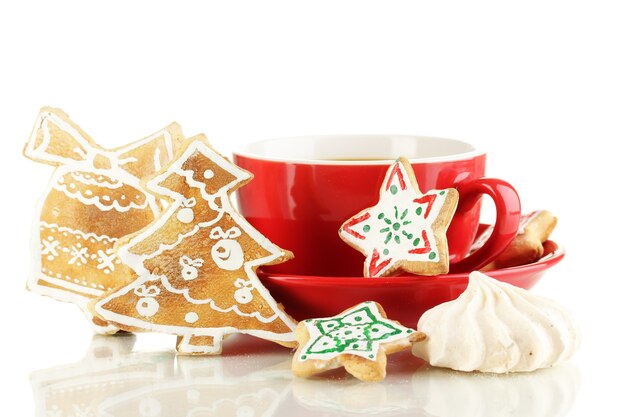 Kersttraktaties met kopje koffie op wit wordt geïsoleerd