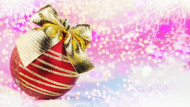 Kerstvakantie achtergrond met rode bal met sterretjes kerst nieuwjaar ontwerp of mockup