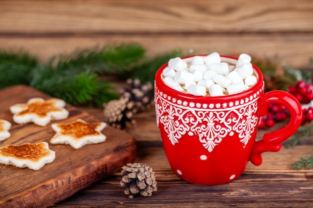 Kerstvakantie - cup met cacao en marshmallows in winterdecoratie