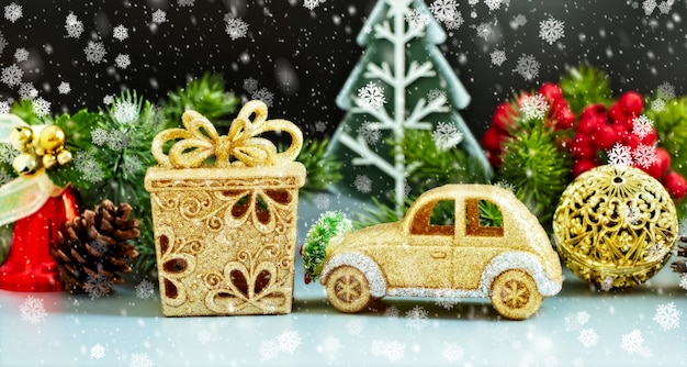 Kerstvakantie samenstelling op witte houten achtergrond met kopie ruimte voor uw tekst, Kerst achtergrond met decoraties