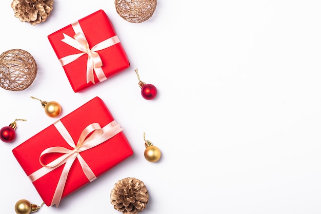 Kerstvakantie samenstelling. Rode geschenkdoos, ornamenten en decoraties. Bovenaanzicht kopie ruimte