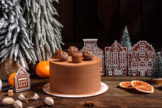 Kerstvakantie tafel met heerlijke truffeltaart en prachtige peperkoeken. Feestelijke stemming op kerstavond