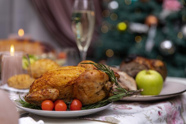 Kerstvakantie tafel versierd met kaarsen