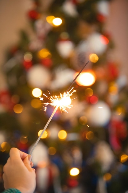 Kerstvakantie vrouw hand met sparkler