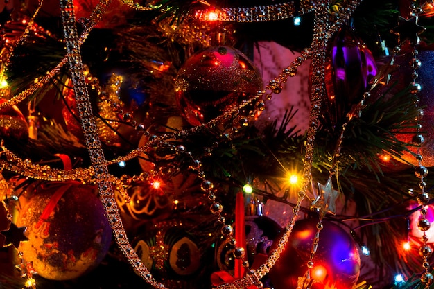 Kerstverlichting en decoraties op boom