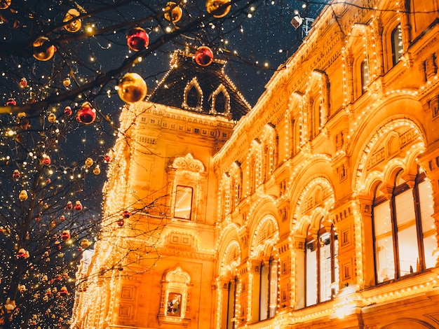 Kerstverlichting en decoraties van Kerstmis en Nieuwjaar in Moskou, Rusland. rood vierkant