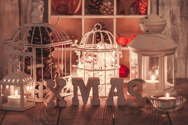 Kerstverlichting en houten letterdecoraties in shabby chic stijl