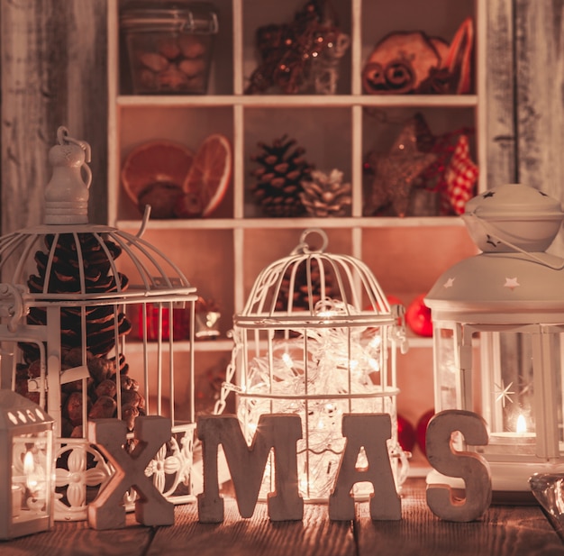 Kerstverlichting en houten letterdecoraties in shabby chic stijl