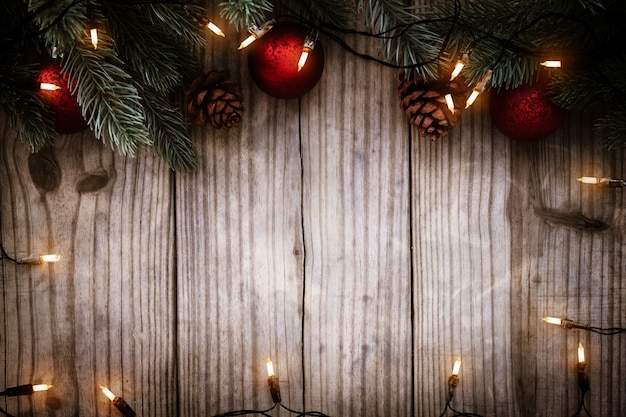 Kerstverlichting lamp en dennenbladeren decoratie op houten tafel