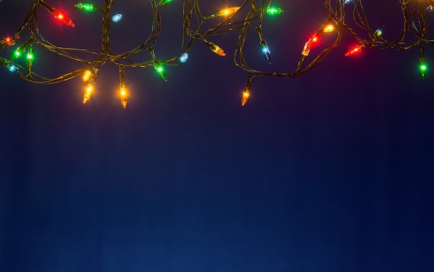 Kerstverlichting op blauwe achtergrond met copyspace