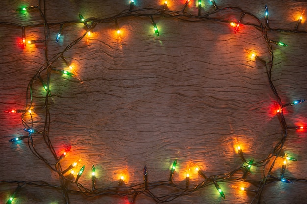 Kerstverlichting op houten plankachtergrond Prettige kerstdagen en gelukkig nieuwjaar met kopieerruimte