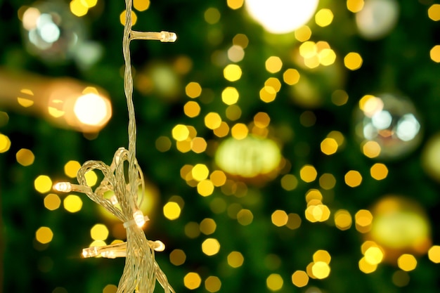 Kerstverlichting op wazig en bokeh van de achtergrond van de kerstverlichting.