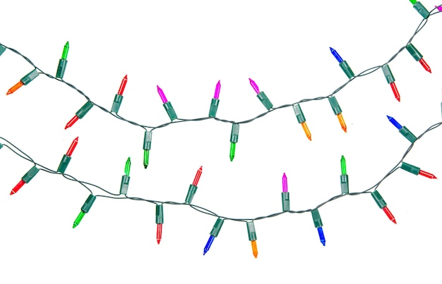 Kerstverlichting string geïsoleerd op een witte achtergrond met uitknippad