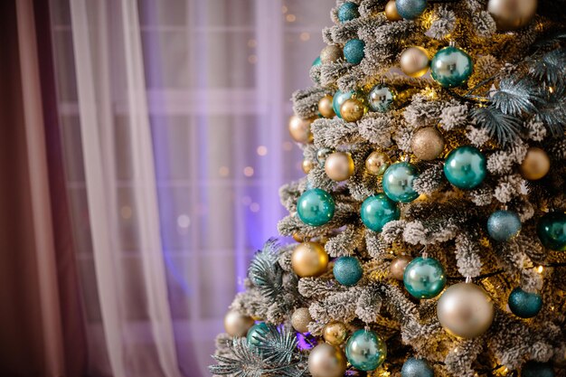 Kerstversiering aan de boom, mooi speelgoed in lichte kleuren. Kerstsfeer, nieuwjaar