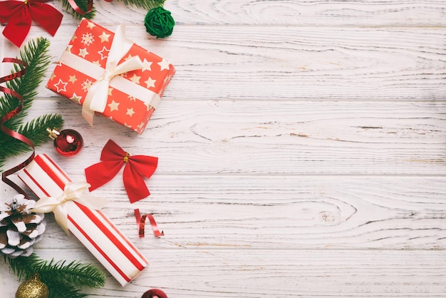 Kerstversiering en dennenboomtak en geschenkdoos op donkere tafel Bovenaanzicht frame met kopieerruimte