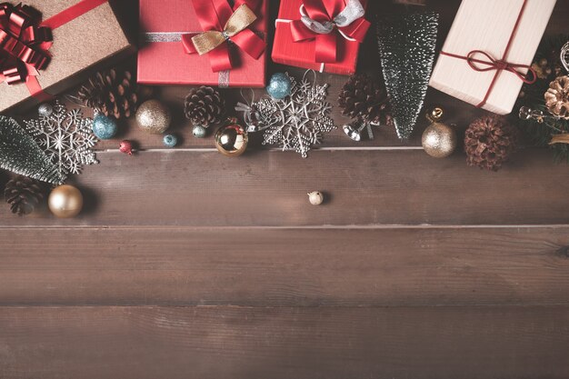 Kerstversiering en geschenkdozen op hout achtergrond. Plat lag, bovenaanzicht